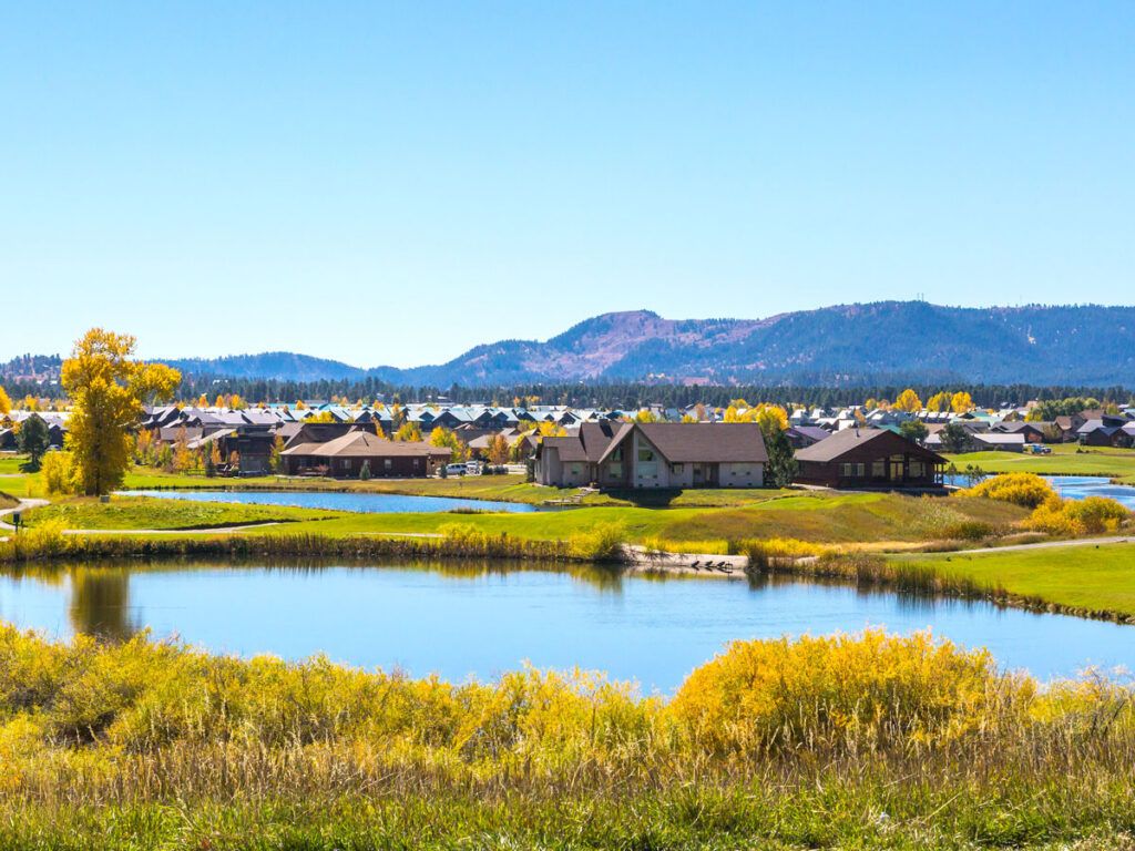 Homes beside lakes and mountains in Pagosa Springs, Colorado