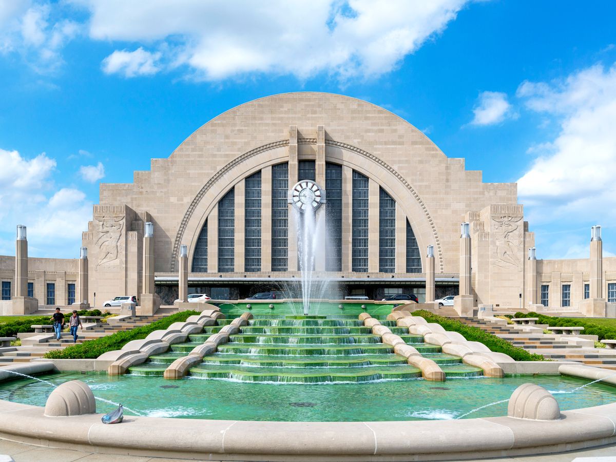 Fountain and art deco facade of Cincinnati Union Terminal, Ohio