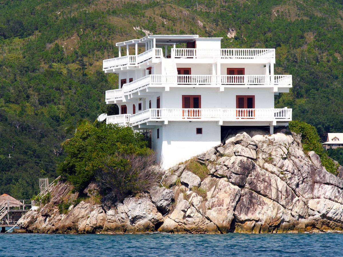 Villa on Dunbar Rock in Honduras, seen from the water
