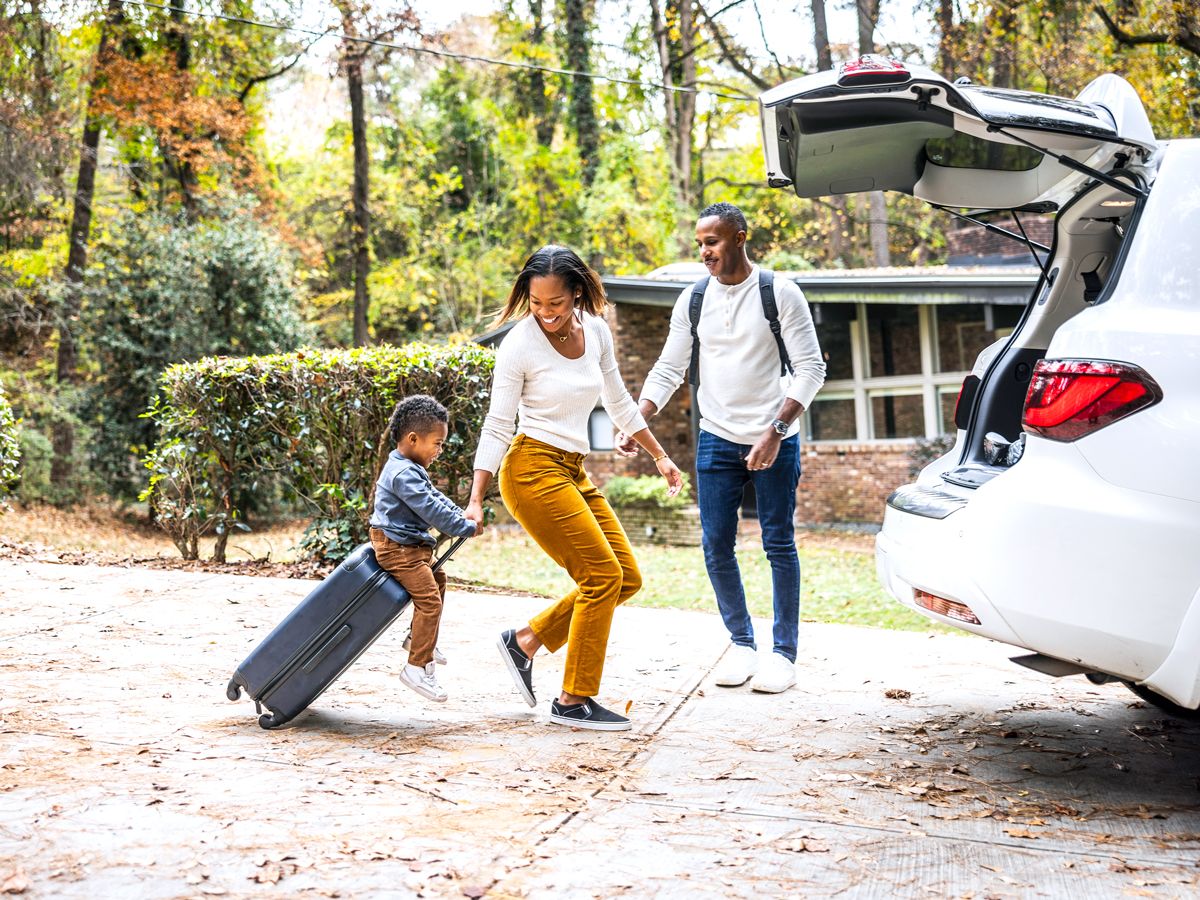Family packing car for vacation