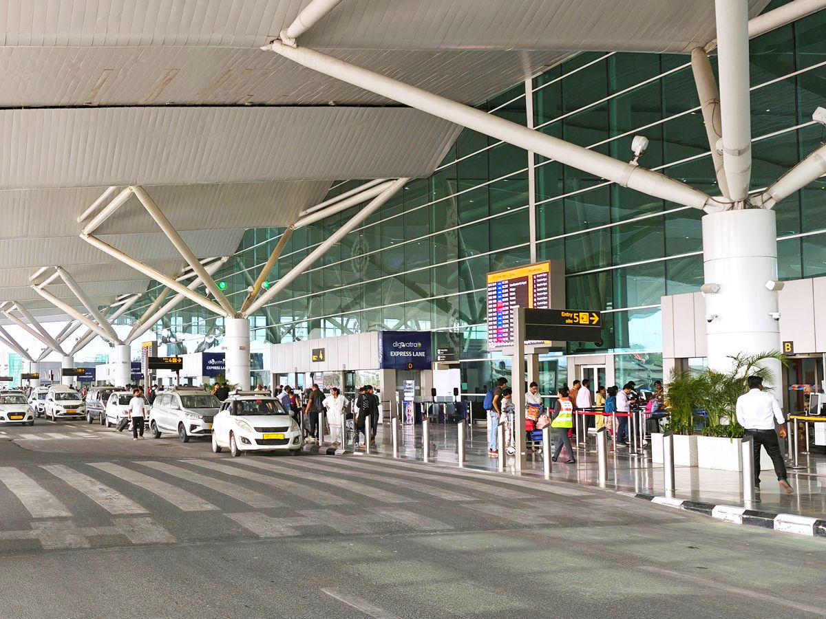 Curbside drop-off area at Delhi's airport