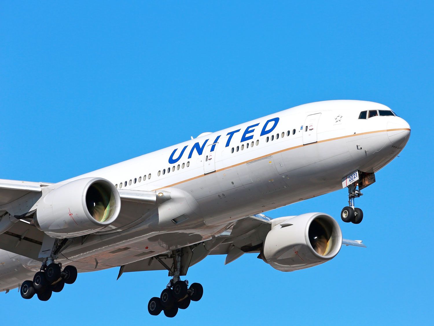 United Airlines Boeing 777 on approach