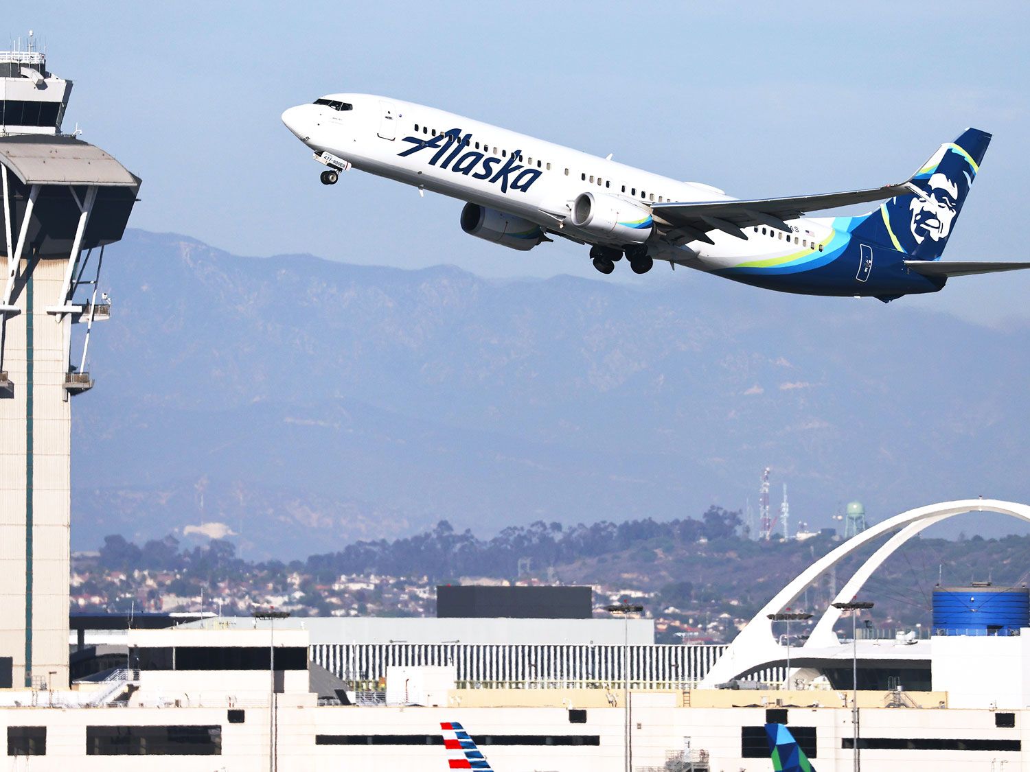 Alaska Airlines Boeing 737 departing from Los Angeles International Airport