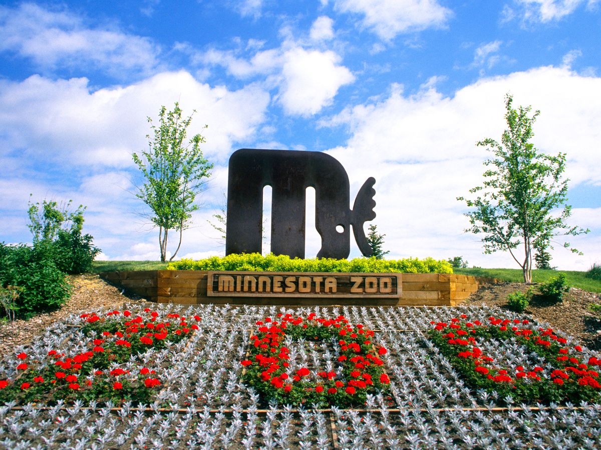 Flowers and sign for Minnesota Zoo