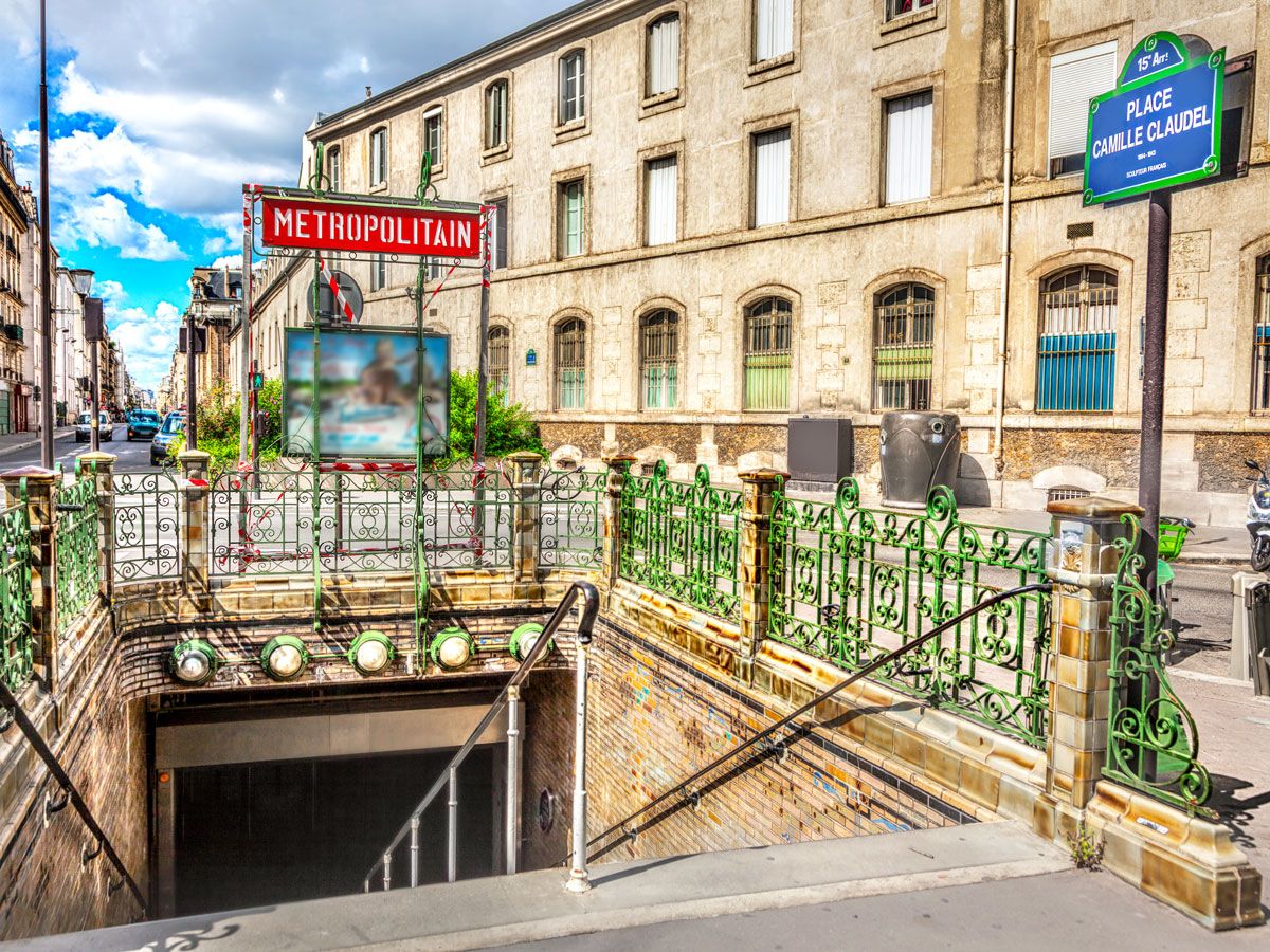 Entrance to Paris metro station