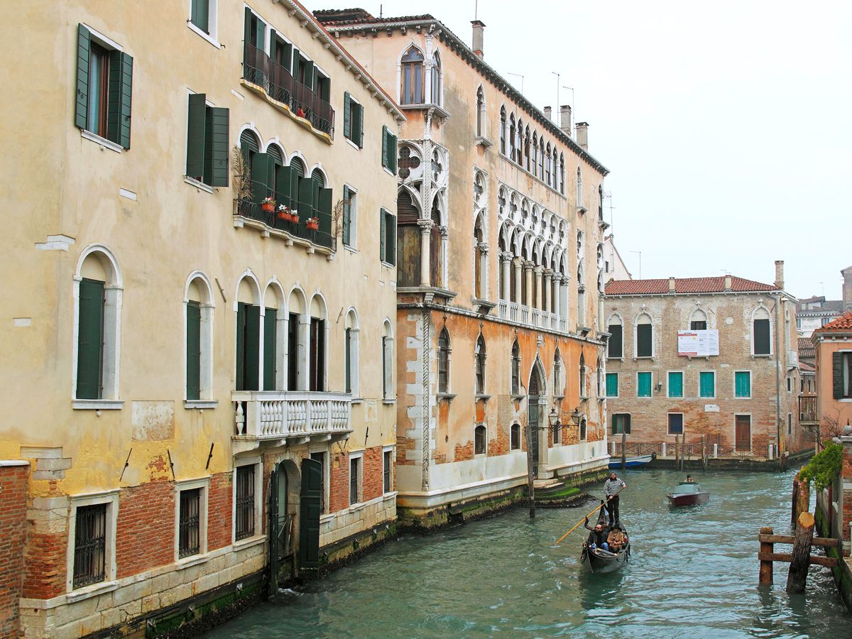 Palazzo Donà Giovannelli alongside Venetian canal