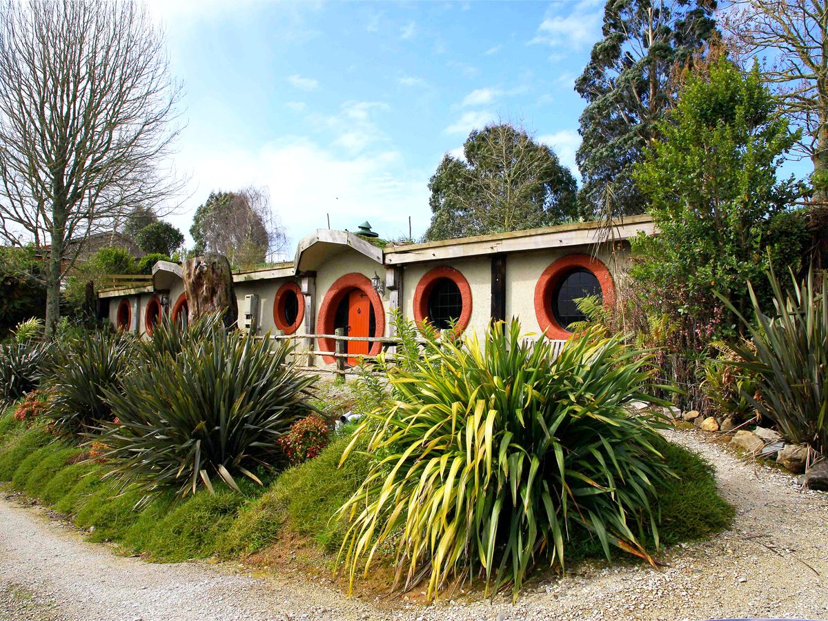 Gardens and accommodations at Woodlyn Park Motel in New Zealand
