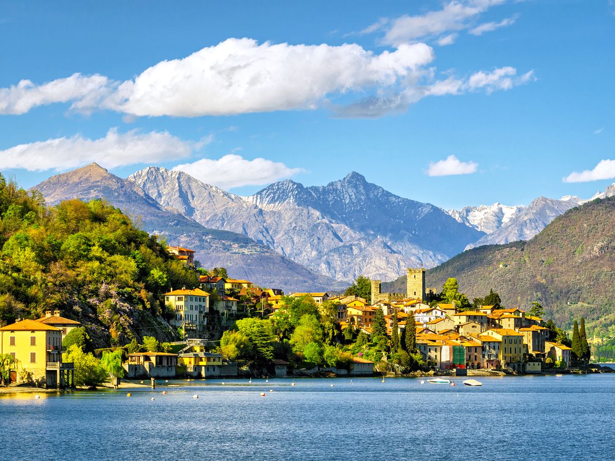 Villas along the shores of Lake Como in Italy