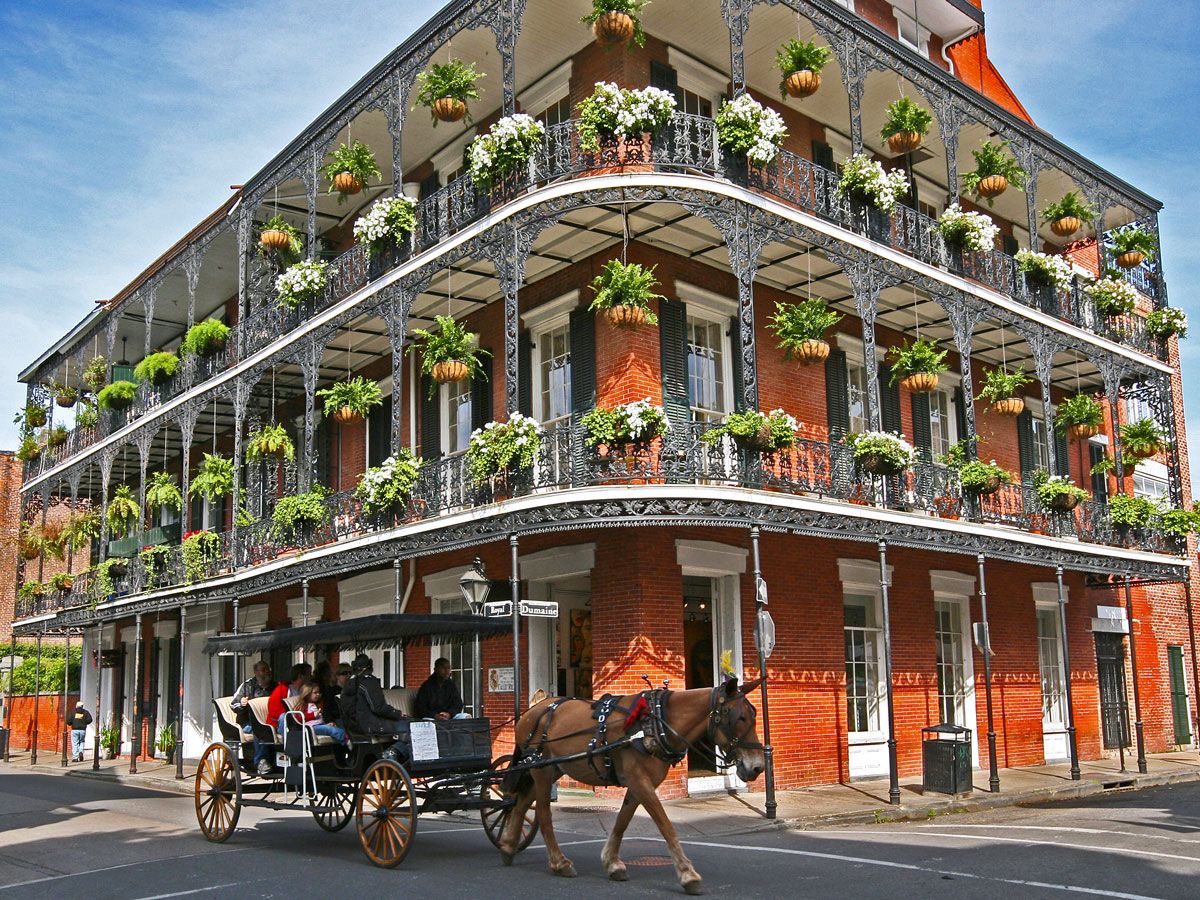 Horse carriage beside traditional architecture of the French Quarter in New Orleans