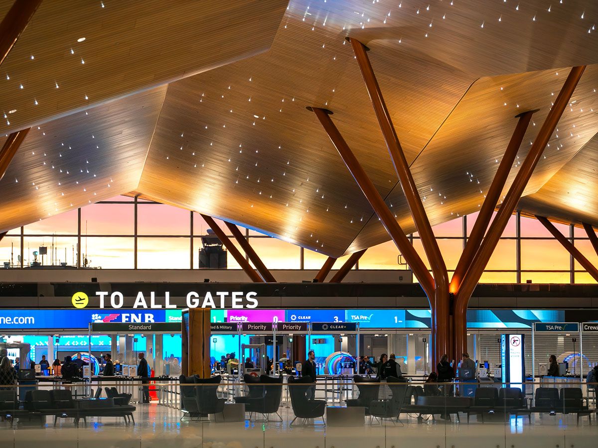 New terminal building and security checkpoint at Pittsburgh International Airport