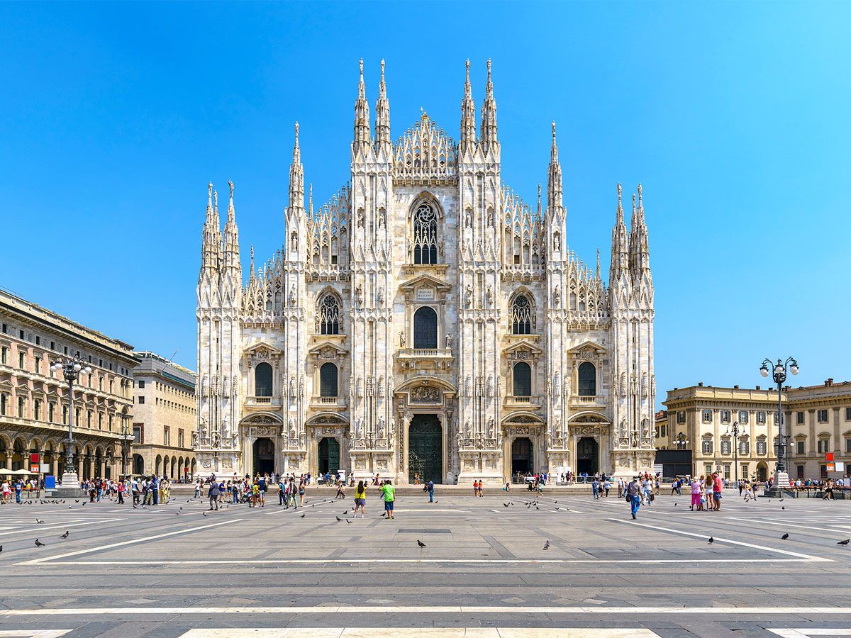 Tourists in plaza facing the Duomo di Milano