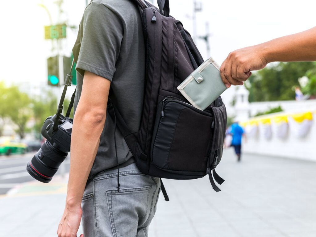 Traveler being pickpocketed