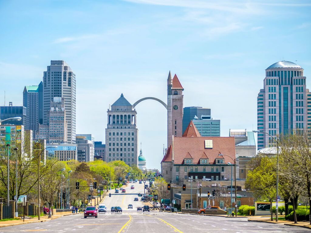 Wide boulevard in downtown St. Louis, Missouri, with view of Gateway Arch